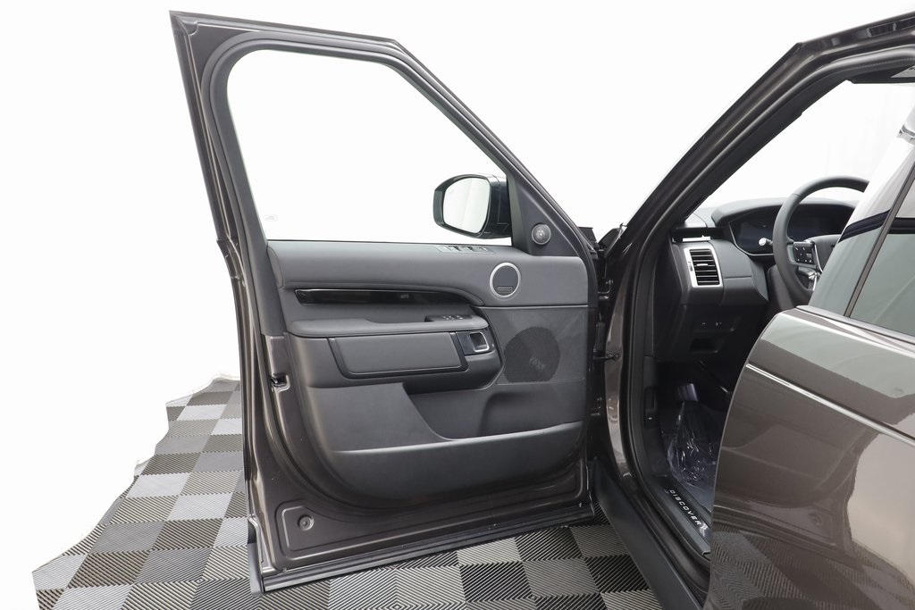 2025 Land Rover Discovery S photo 3