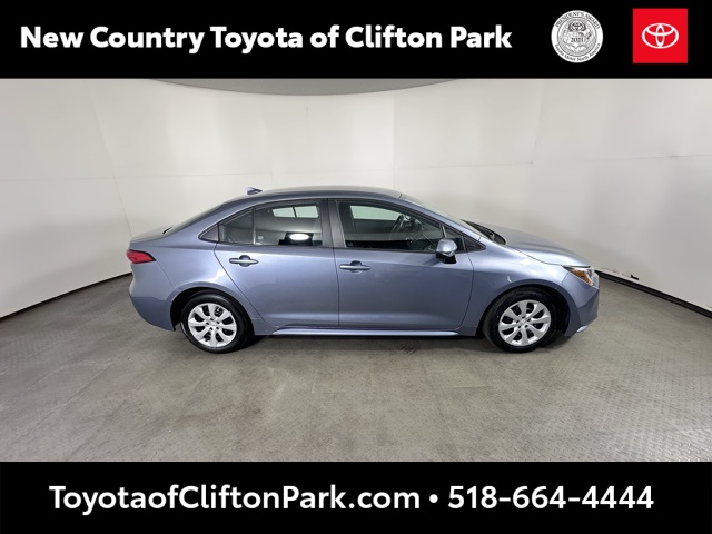 2022 Toyota Corolla LE photo 2