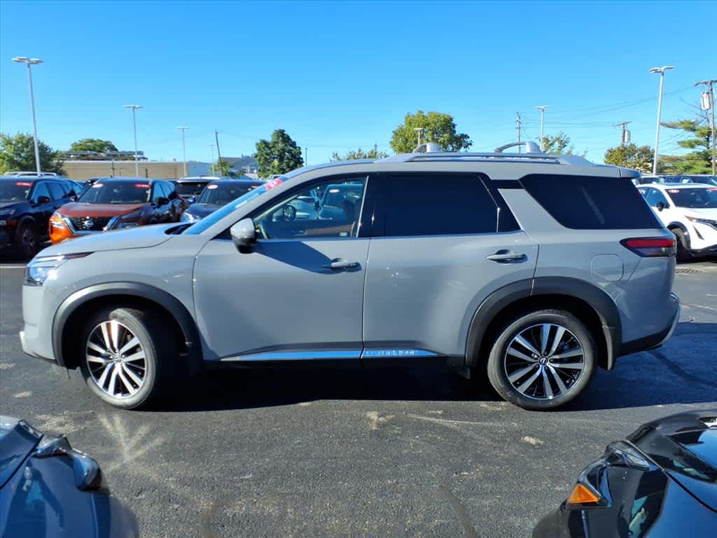 2025 Nissan Pathfinder Platinum photo 3