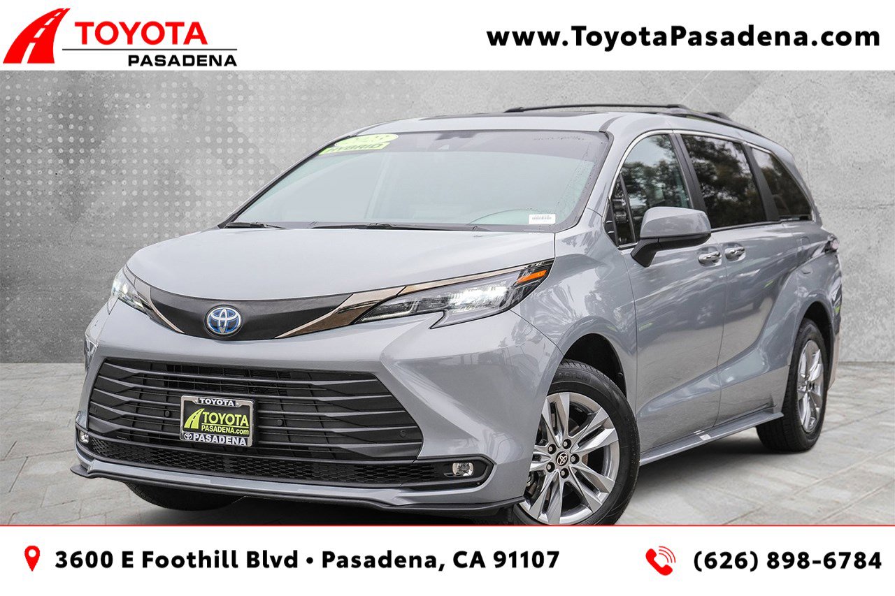 2023 Toyota Sienna Woodland Edition's photo