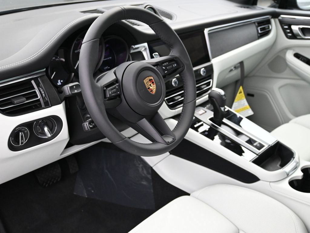 2026 Porsche Macan GTS photo 2