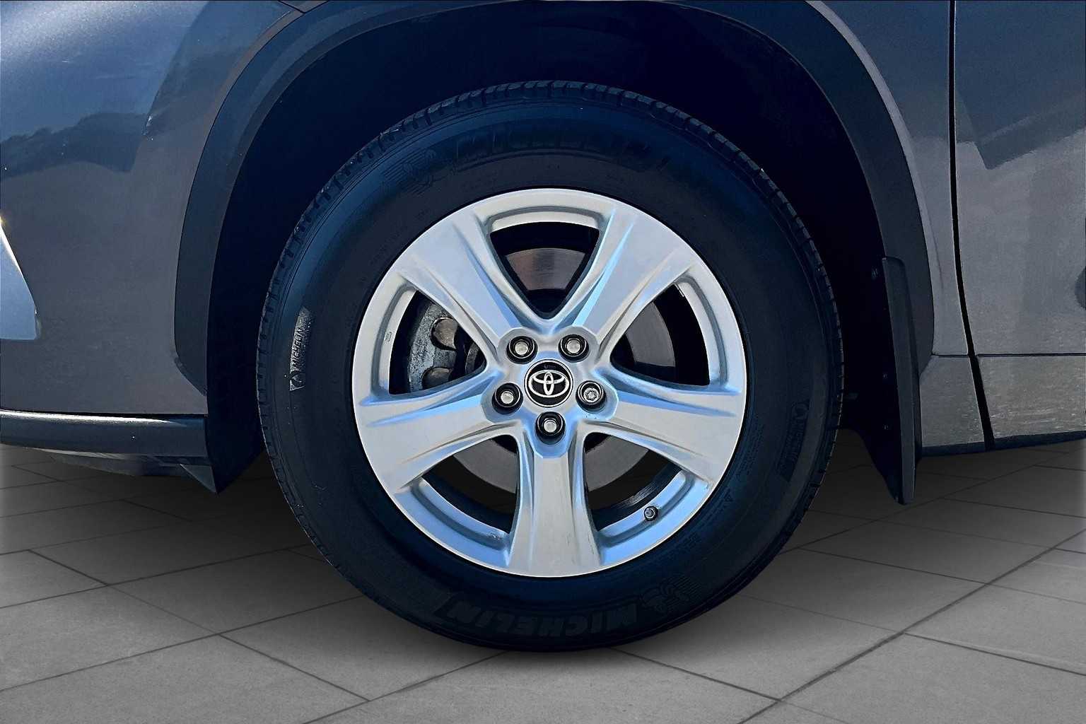 2023 Toyota Highlander L photo 9
