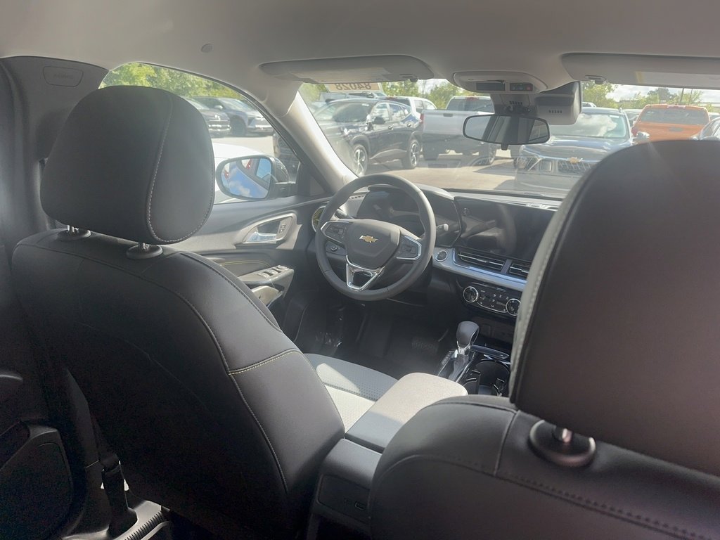 2025 Chevrolet Trax LT photo 4