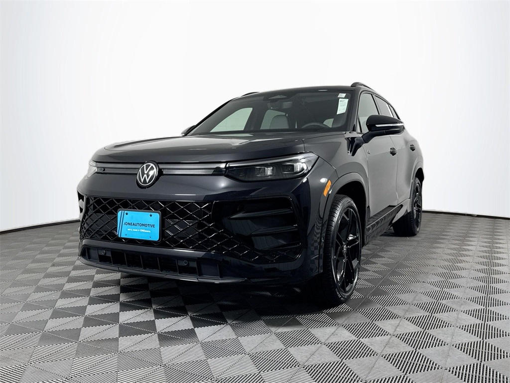 2025 Volkswagen Tiguan SE R-LINE BLACK's photo