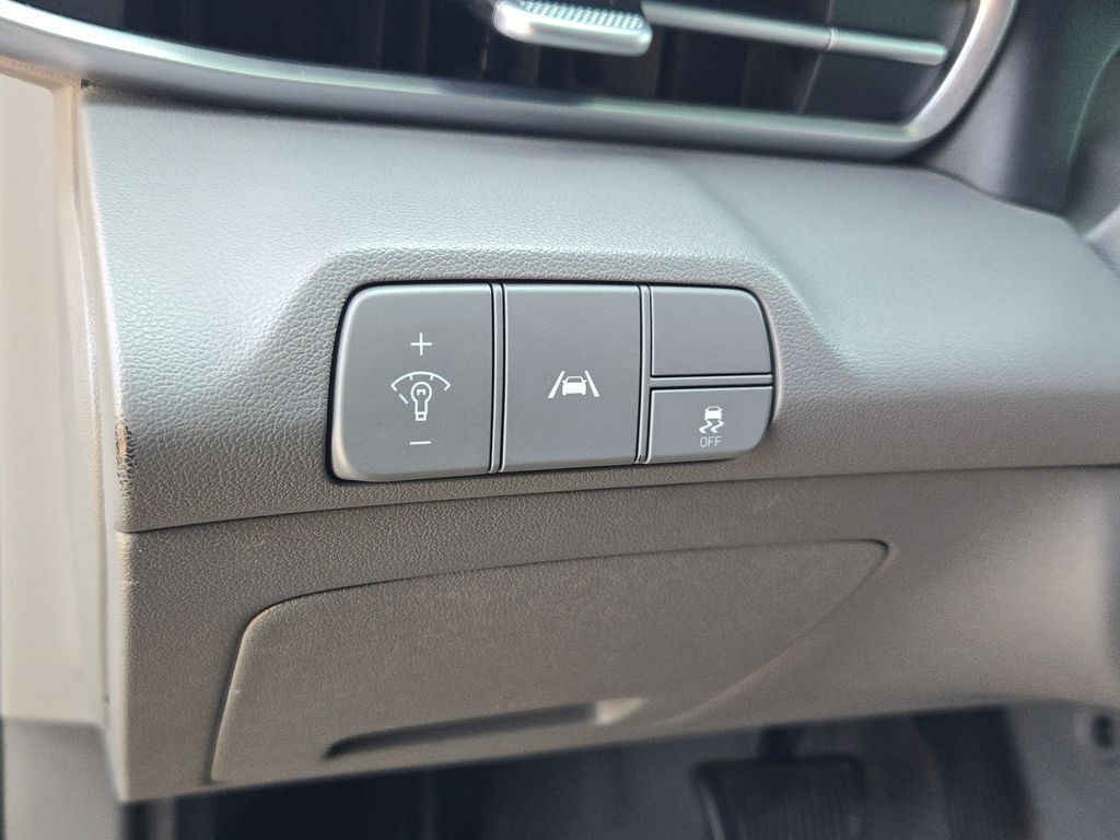 2023 Hyundai Elantra SEL photo 18