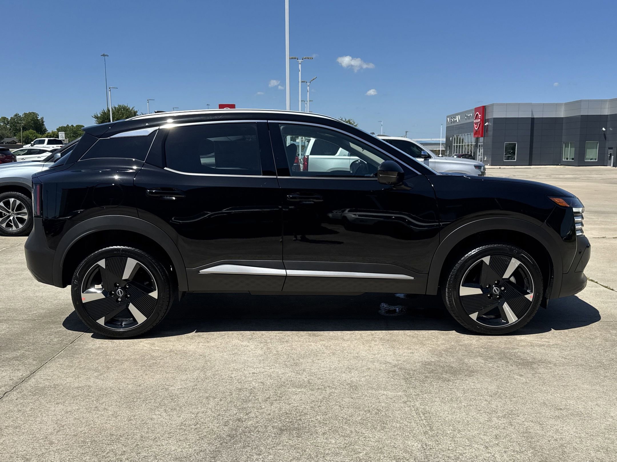 2025 Nissan Kicks SR photo 7