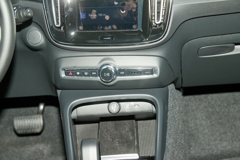 2023 VOLVO XC40 - Image 22