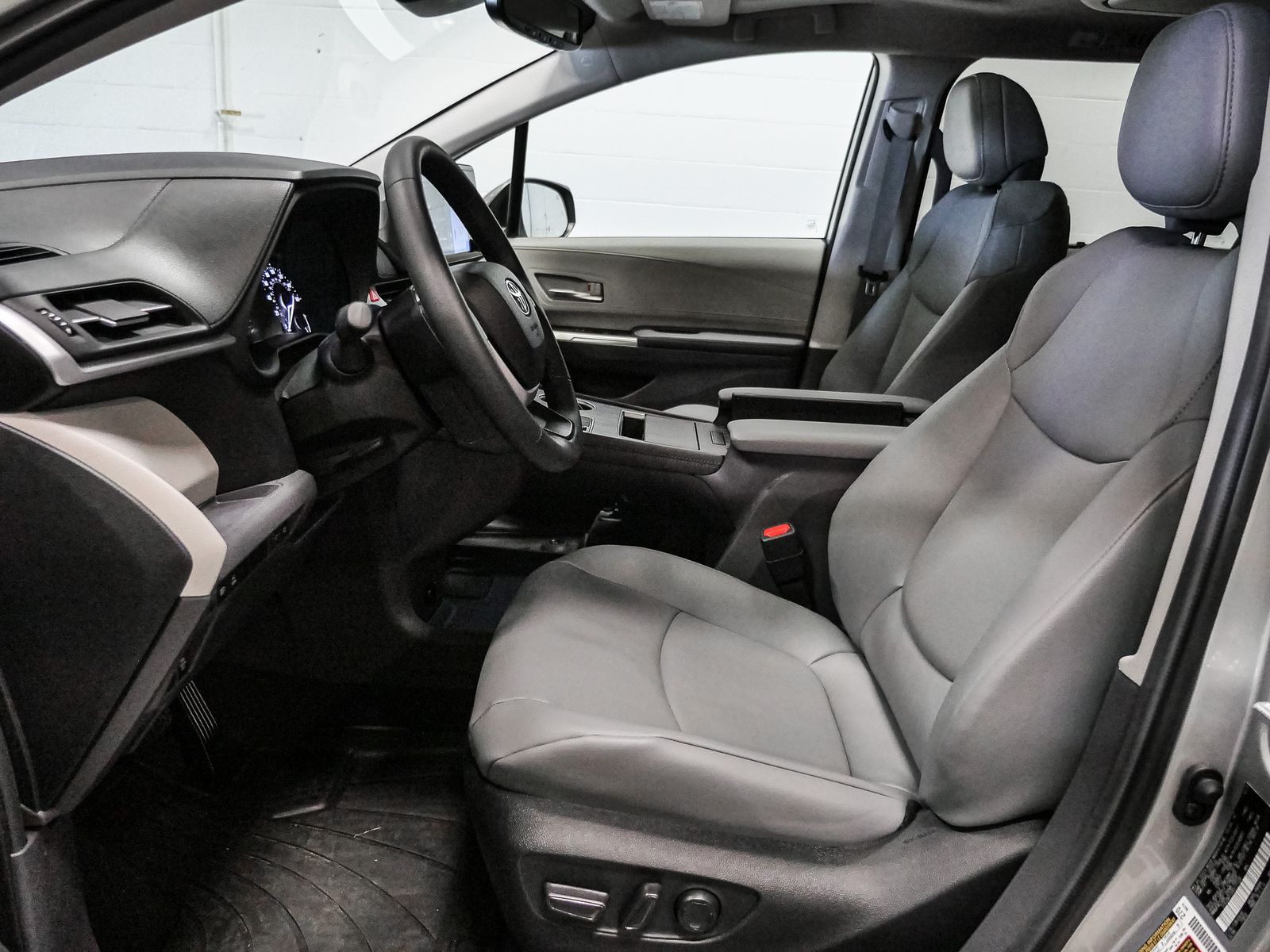 2024 Toyota Sienna XLE photo 18