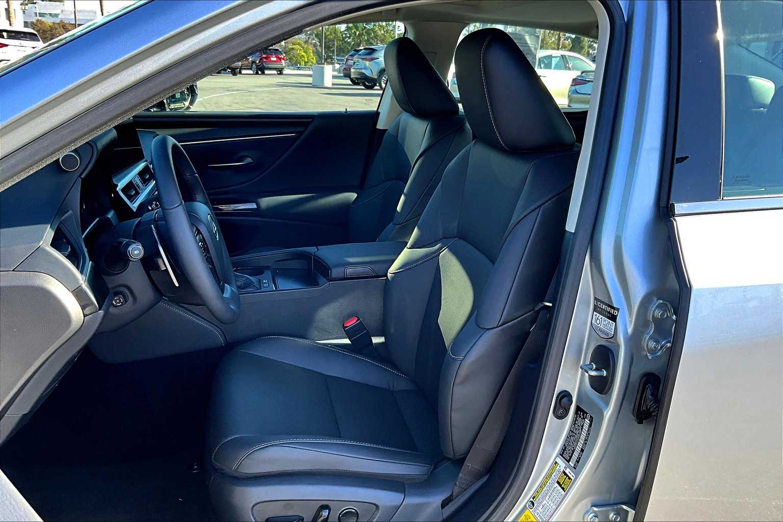 2025 Lexus ES 300h photo 7