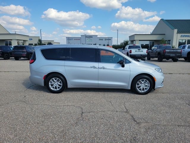 2026 Chrysler Pacifica photo 16