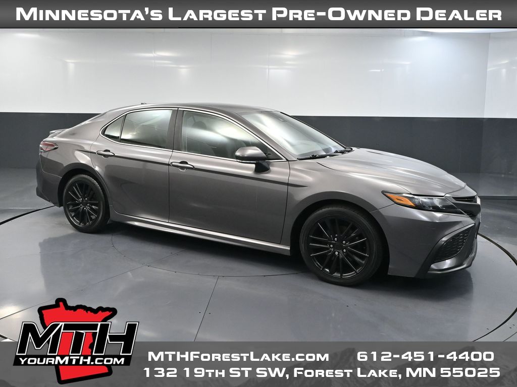 2022 Toyota Camry SE's photo