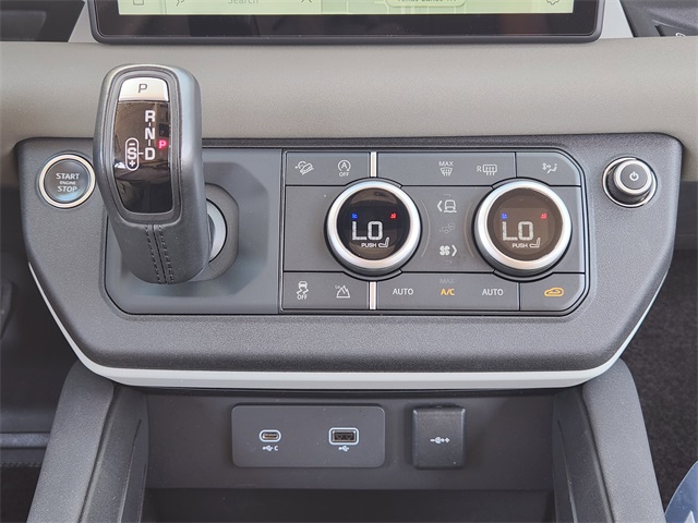 2023 Land Rover Defender 110 SE photo 17