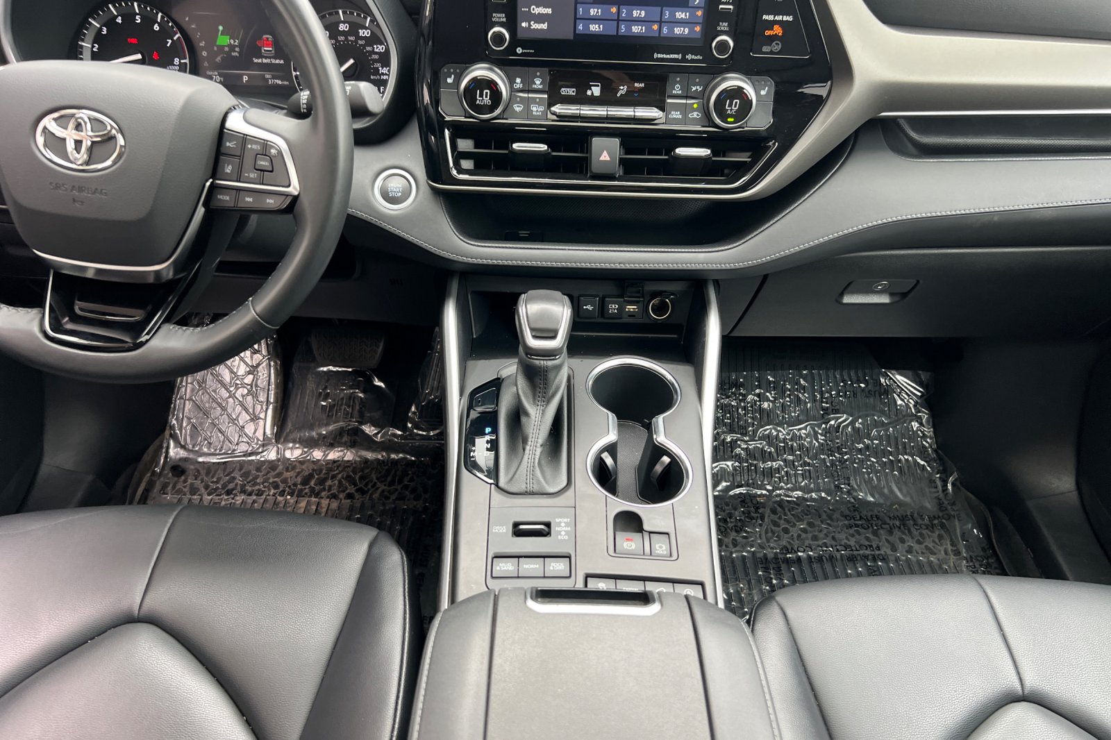 2021 Toyota Highlander XLE photo 8