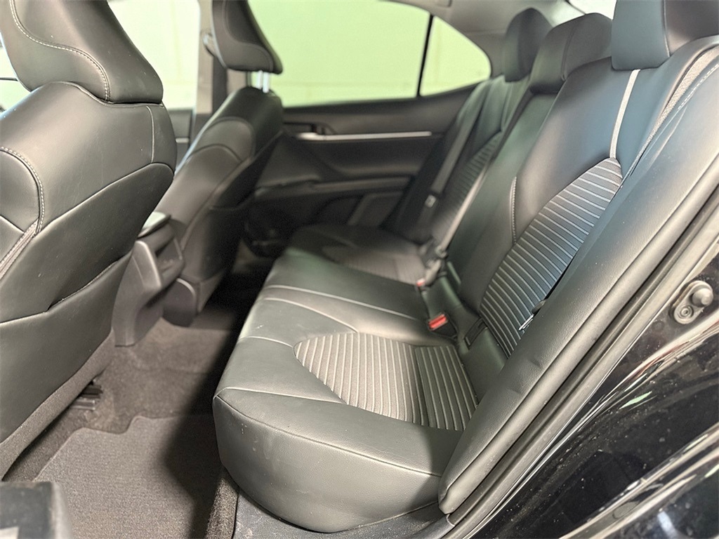 2020 Toyota Camry SE photo 6
