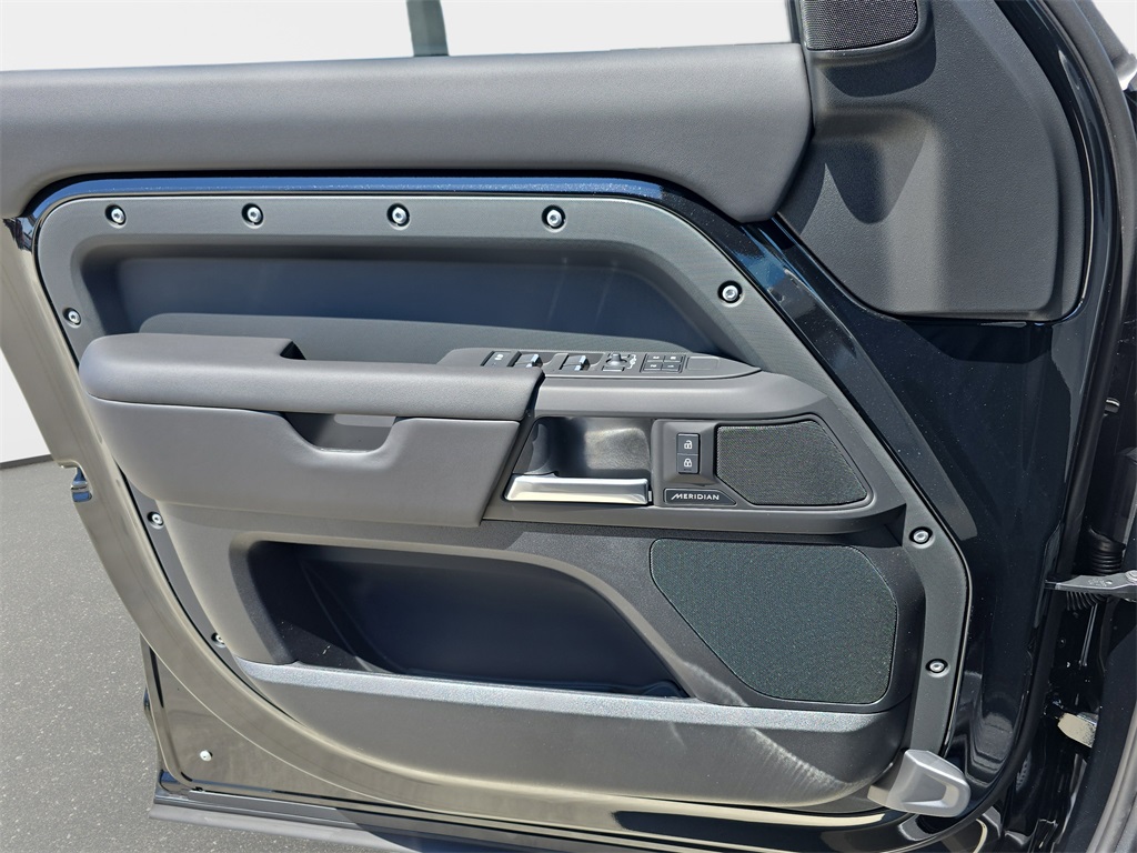 2025 Land Rover Defender 110 S photo 24