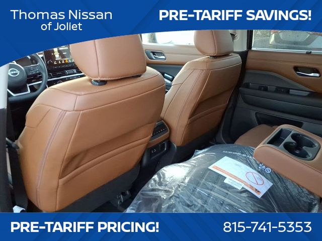 2025 Nissan Pathfinder Platinum photo 8
