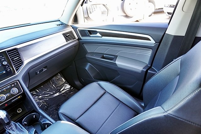 Used 2022 Silver Volkswagen 3.6L V6 SE w/Technology image 23