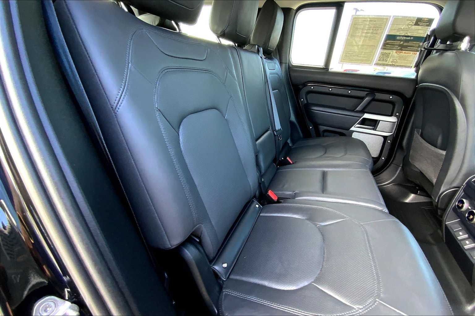 2023 Land Rover Defender SE photo 17