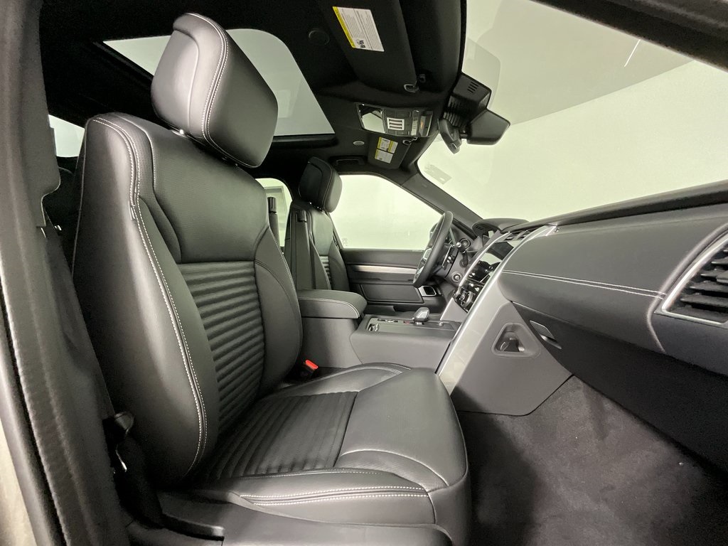 2025 Land Rover Discovery SE photo 2