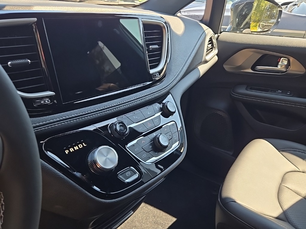 2026 Chrysler Voyager LX photo 7