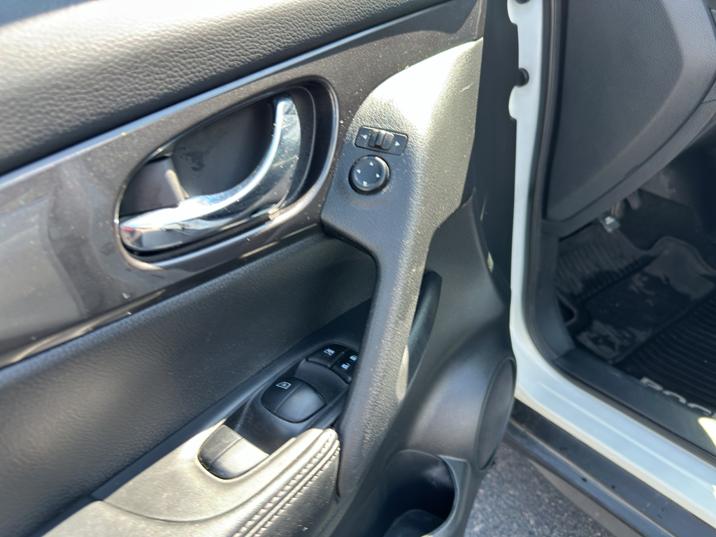 2020 Nissan Rogue SV photo 13