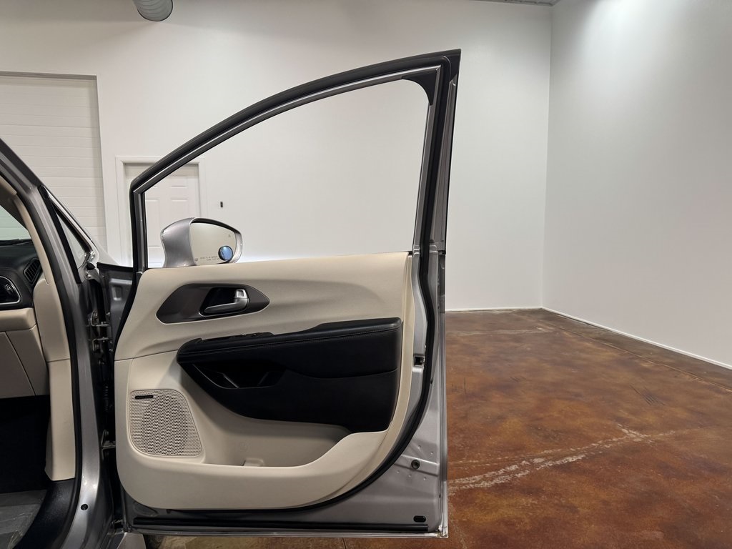 2018 Chrysler Pacifica Limited photo 60