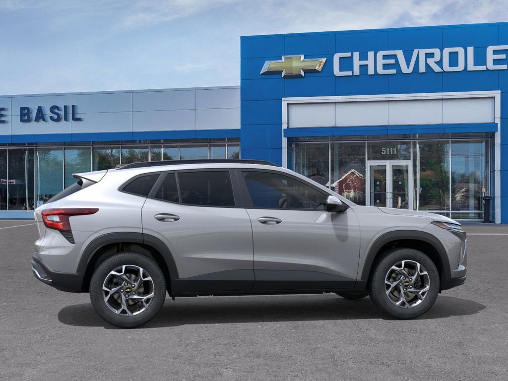 2025 Chevrolet Trax LT photo 4