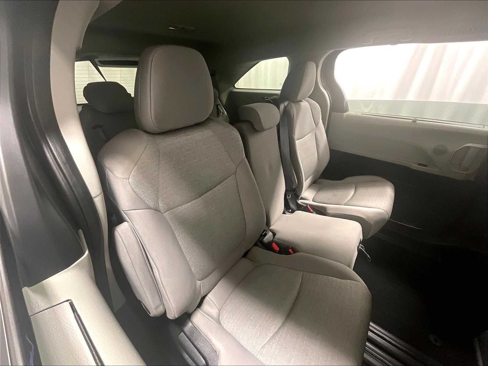 2024 Toyota Sienna LE photo 16