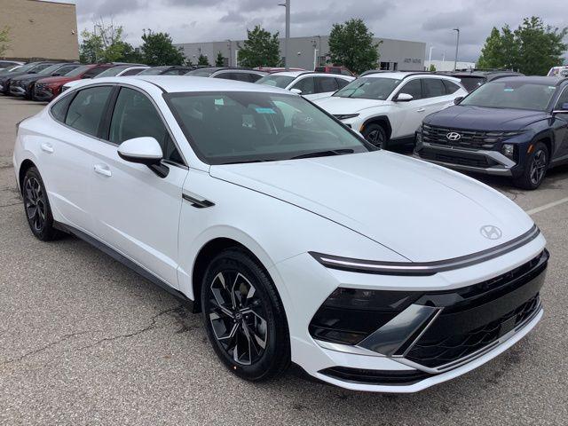 2025 Hyundai Sonata SEL photo 2