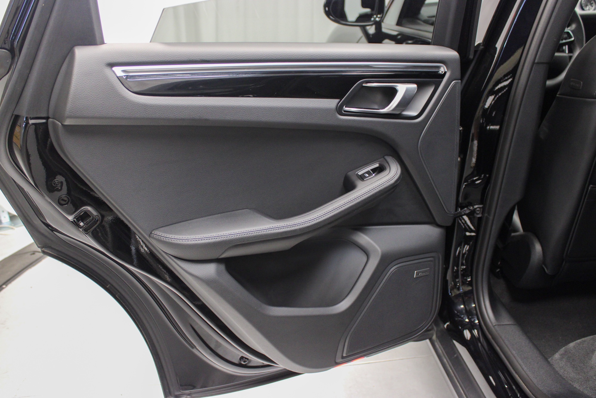 2025 Porsche Macan Base photo 22