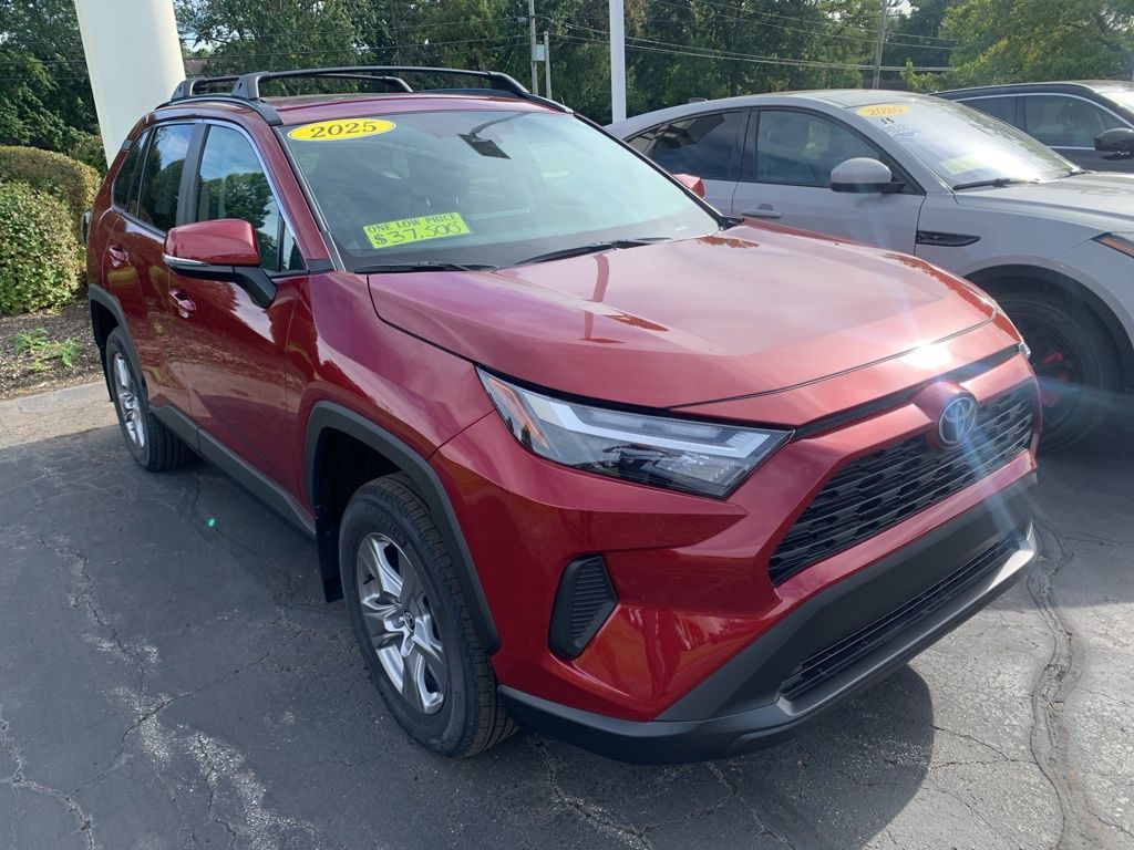 2025 Toyota RAV4 XLE photo 4