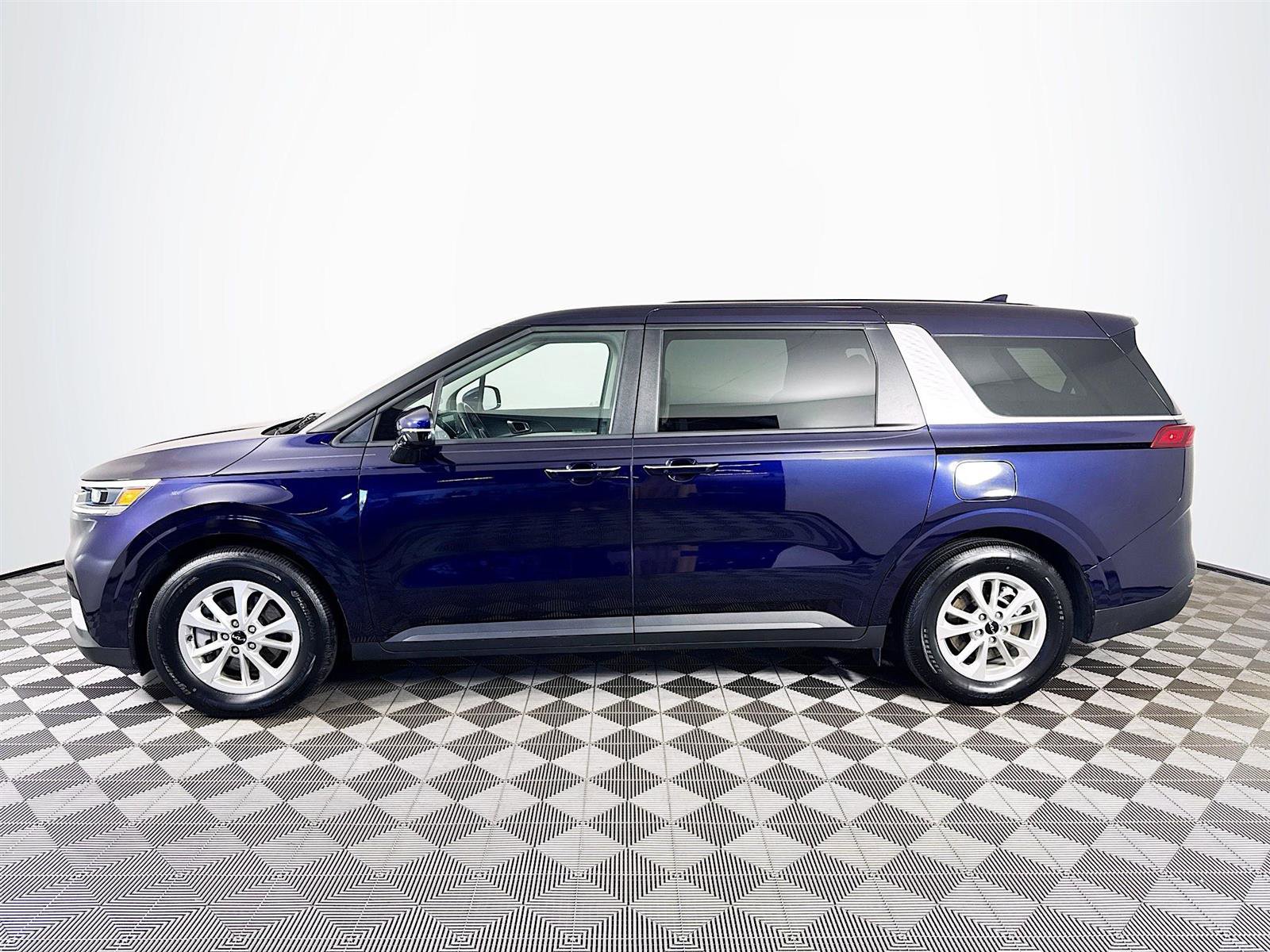 2024 Kia Carnival LX photo 4