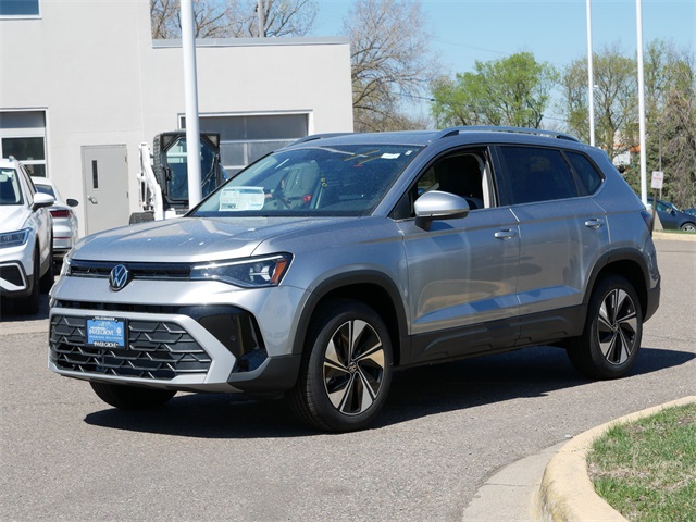 2025 Volkswagen Taos SE photo 3