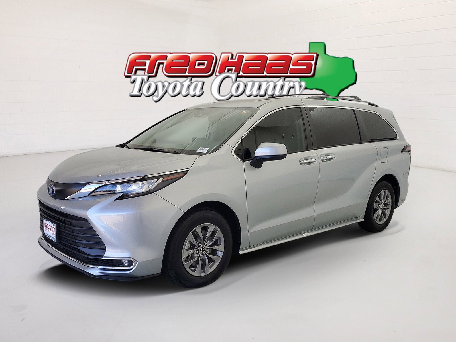 2023 Toyota Sienna XLE's photo