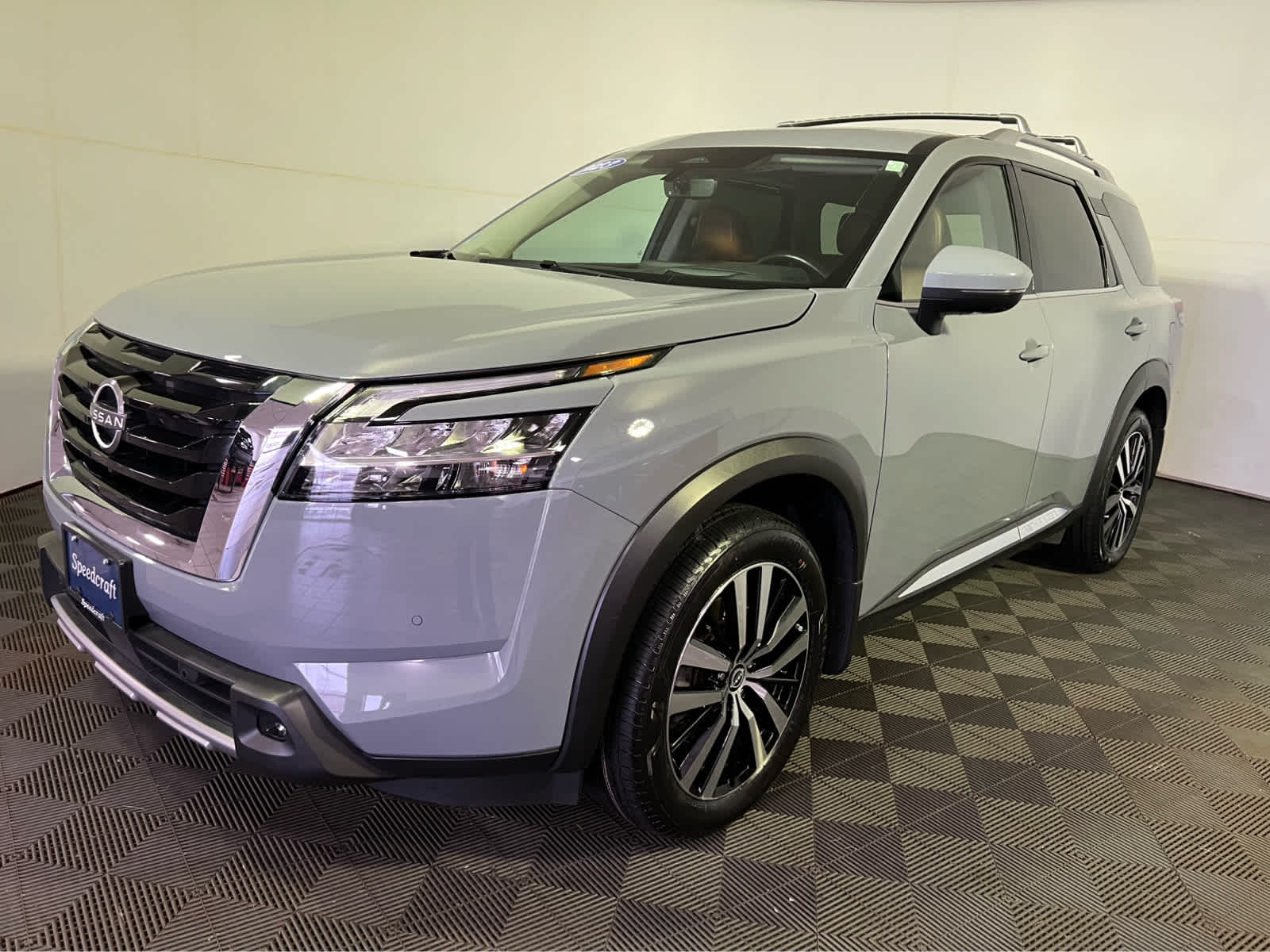 2023 Nissan Pathfinder Platinum photo 2