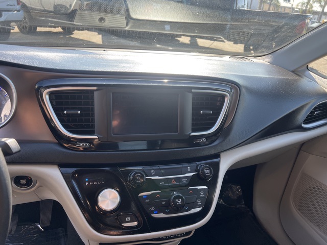 2022 Chrysler Voyager LX photo 14