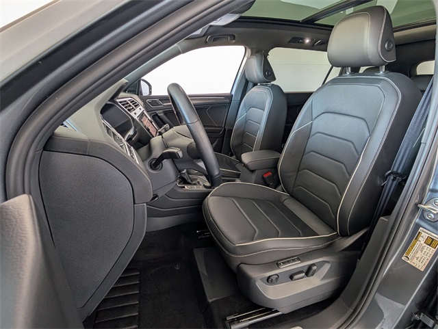 2022 Volkswagen Tiguan SEL Premium R-Line photo 2