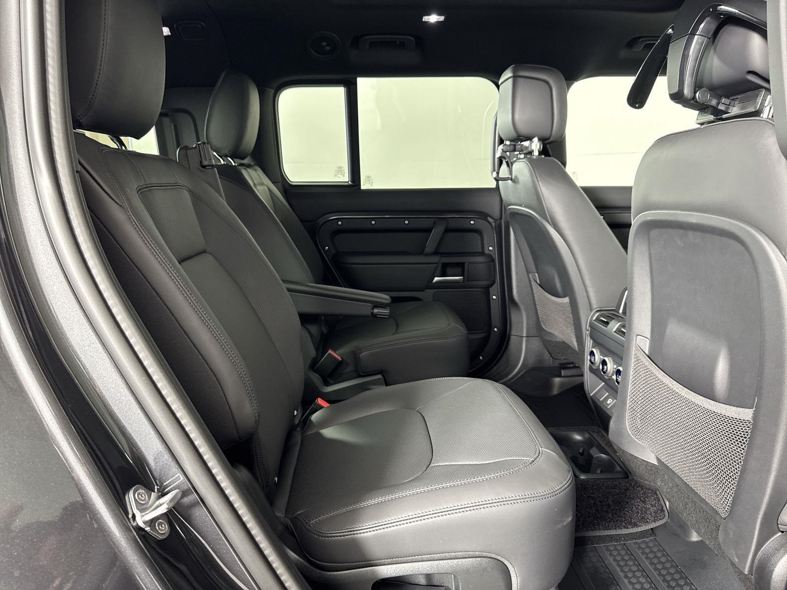 2025 Land Rover Defender 130 X-Dynamic SE photo 28