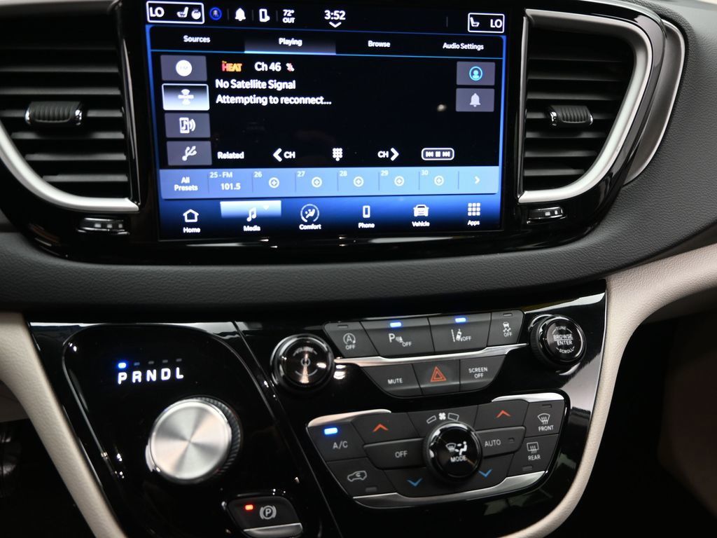 2023 Chrysler Pacifica Touring L photo 13