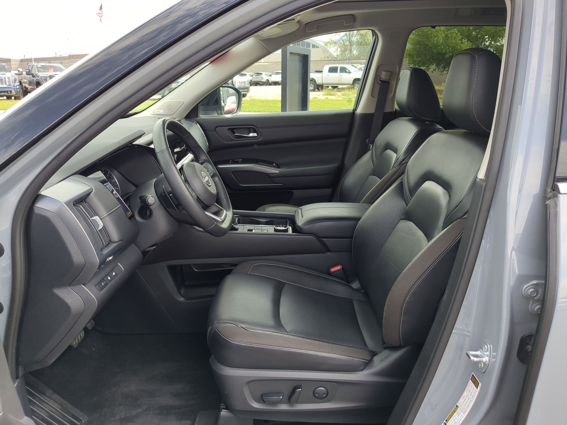 2022 Nissan Pathfinder SL photo 17