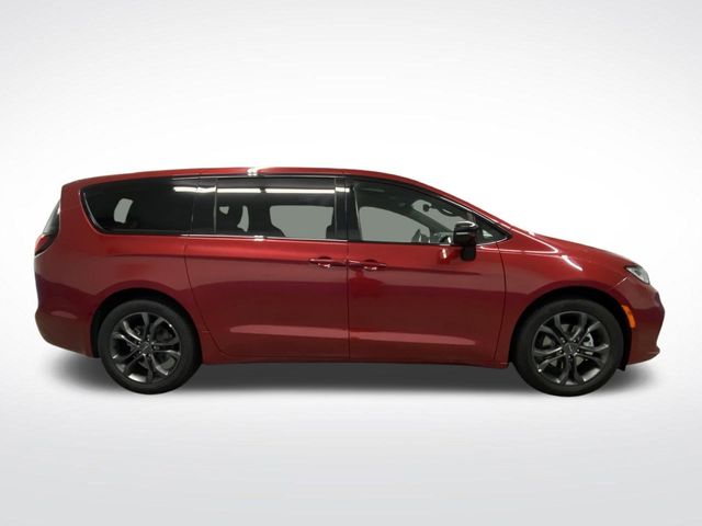 2026 Chrysler Pacifica photo 2