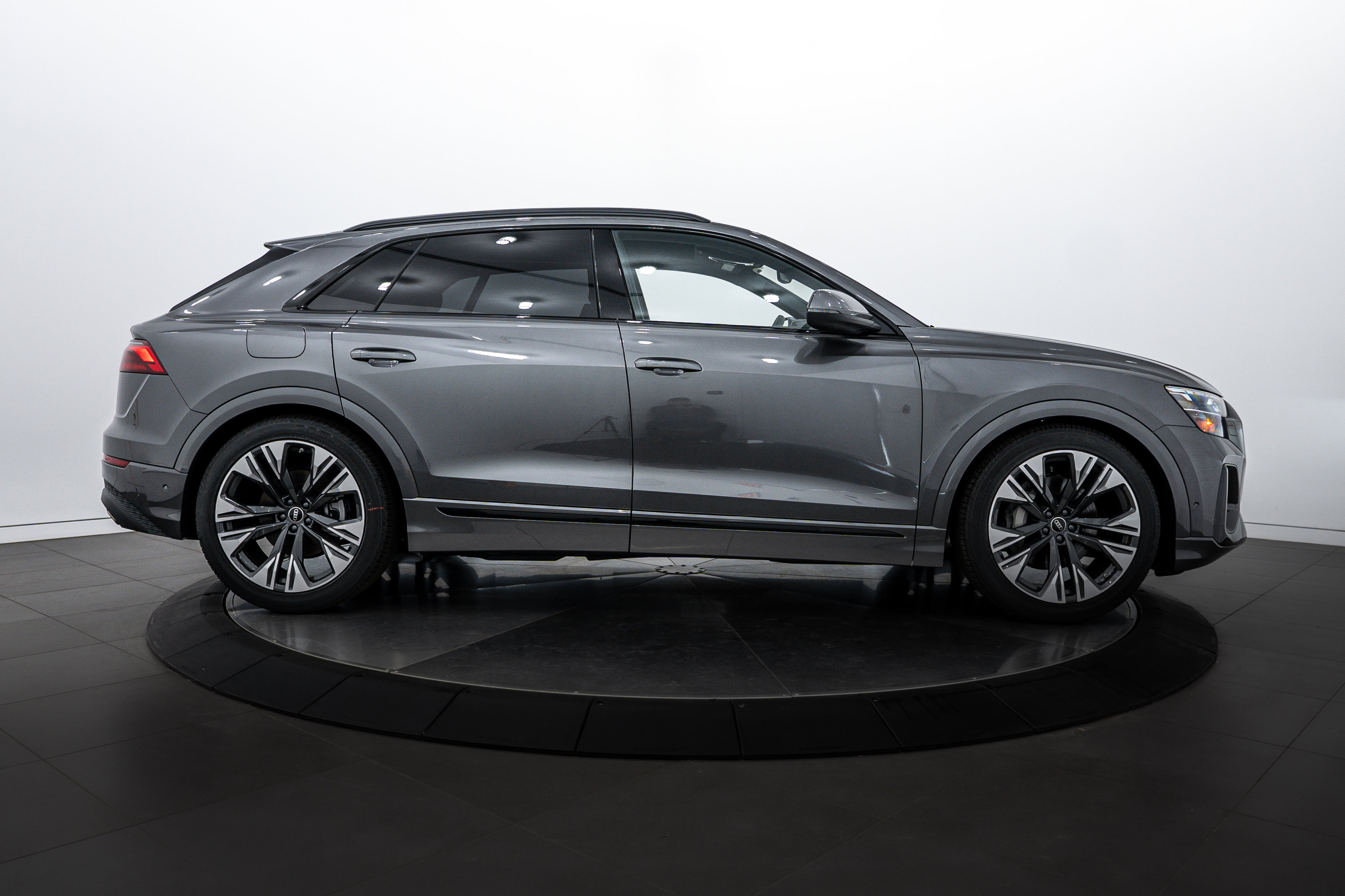 2025 Audi Q8 Premium Plus photo 2