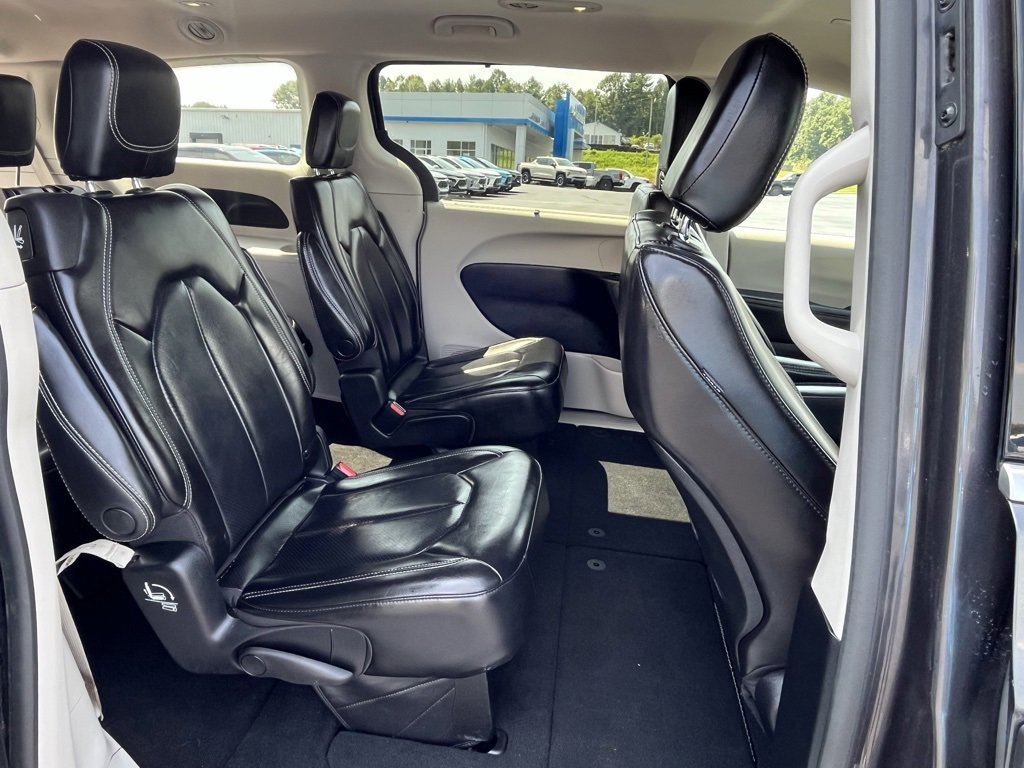 2023 Chrysler Pacifica Touring L photo 2
