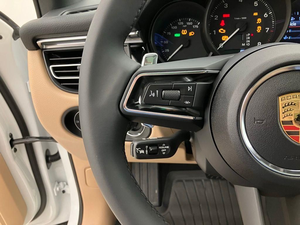 2025 Porsche Macan T photo 17