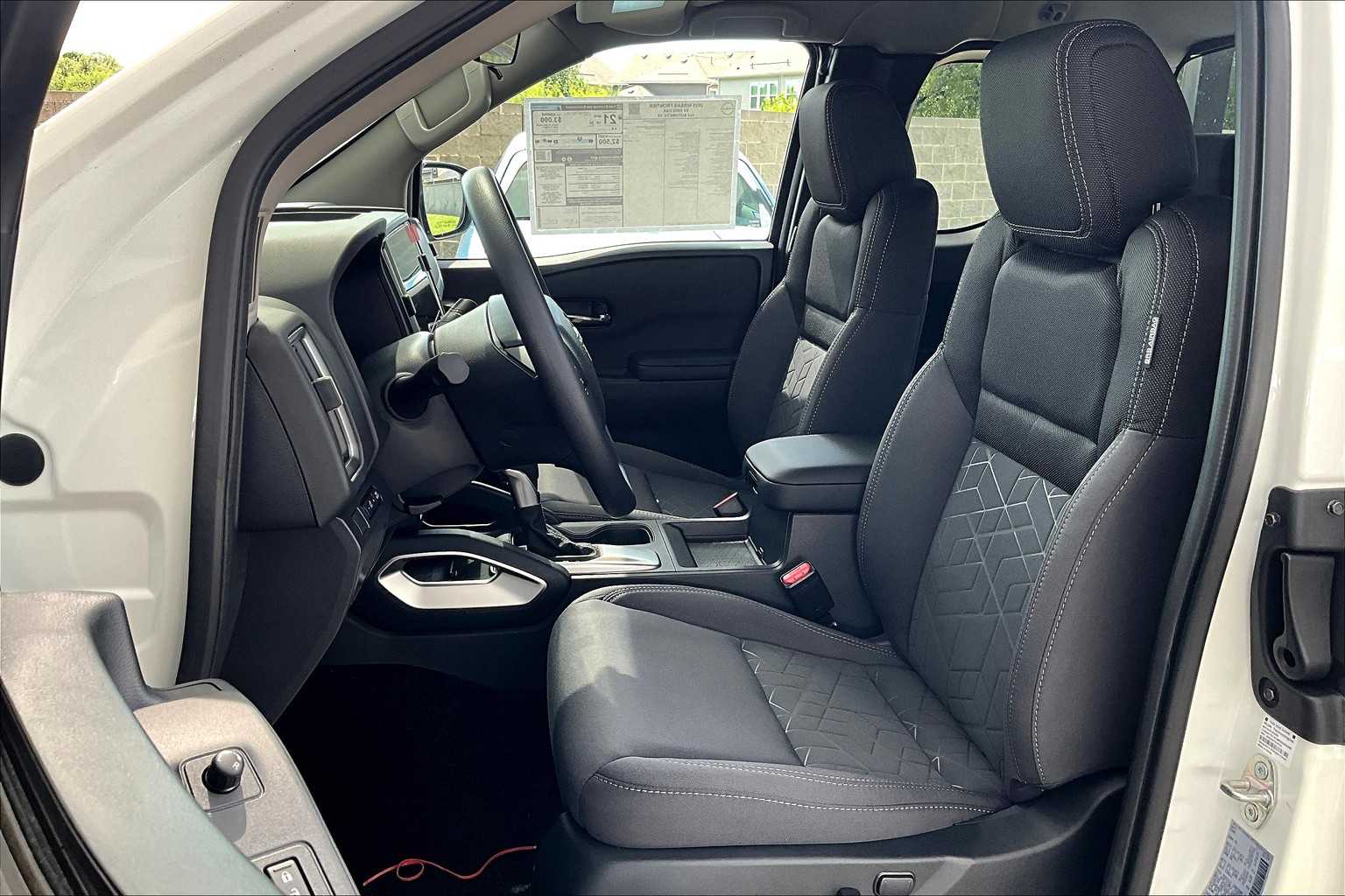 2025 Nissan Frontier SV photo 14