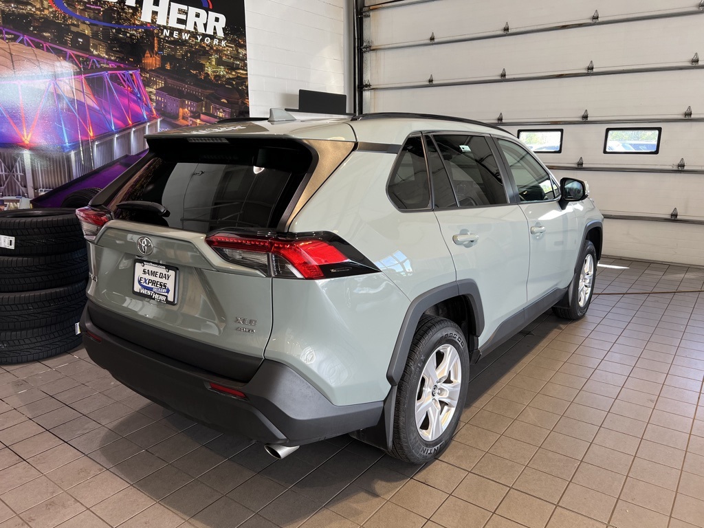 2021 Toyota RAV4 XLE photo 4