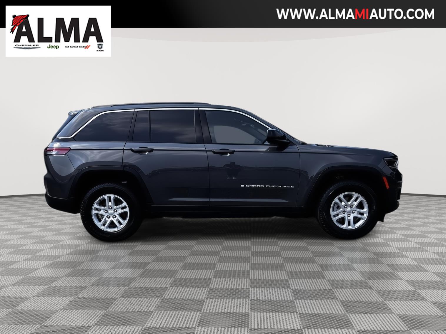2025 Jeep Grand Cherokee Laredo photo 2