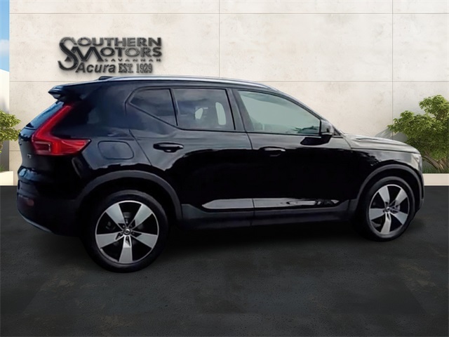 2021 Volvo XC40 Momentum photo 24