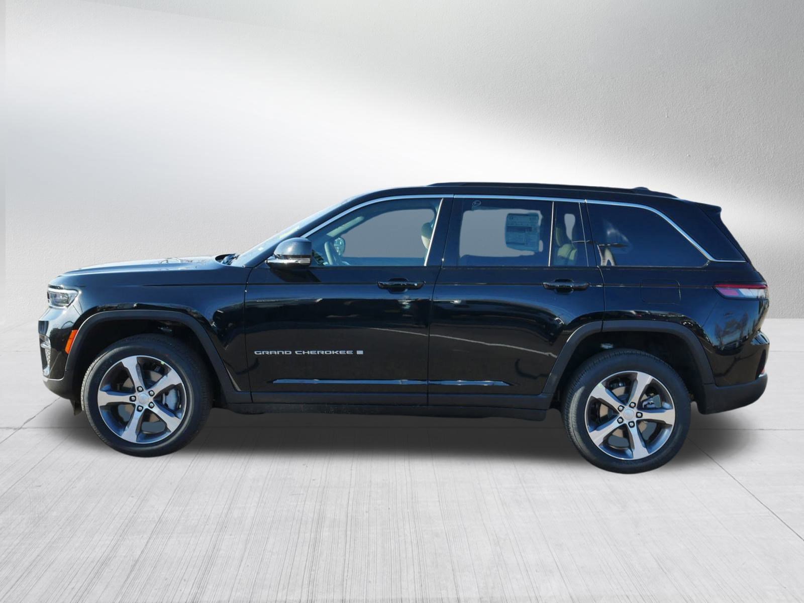 2025 Jeep Grand Cherokee Limited photo 3