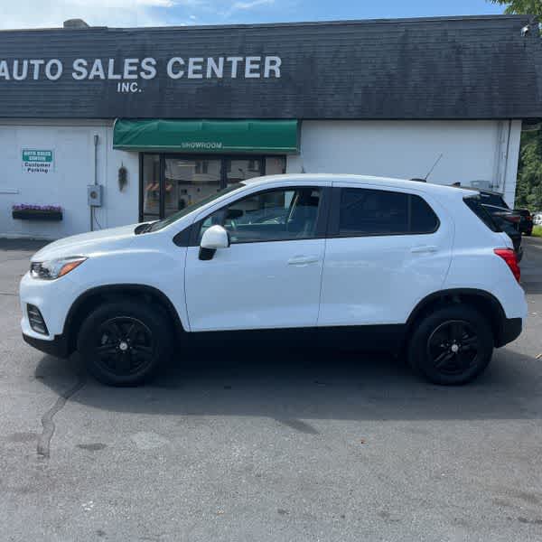 2022 Chevrolet Trax LS photo 2